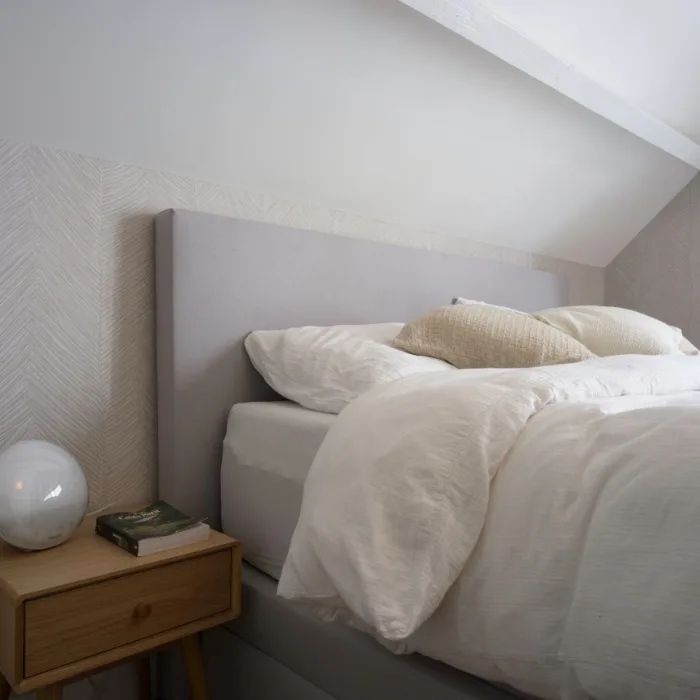 De keuze van Bart Appeltans behangpapier met subtiel patroon voor een warme sfeer in de slaapkamer | Aanhuis.be