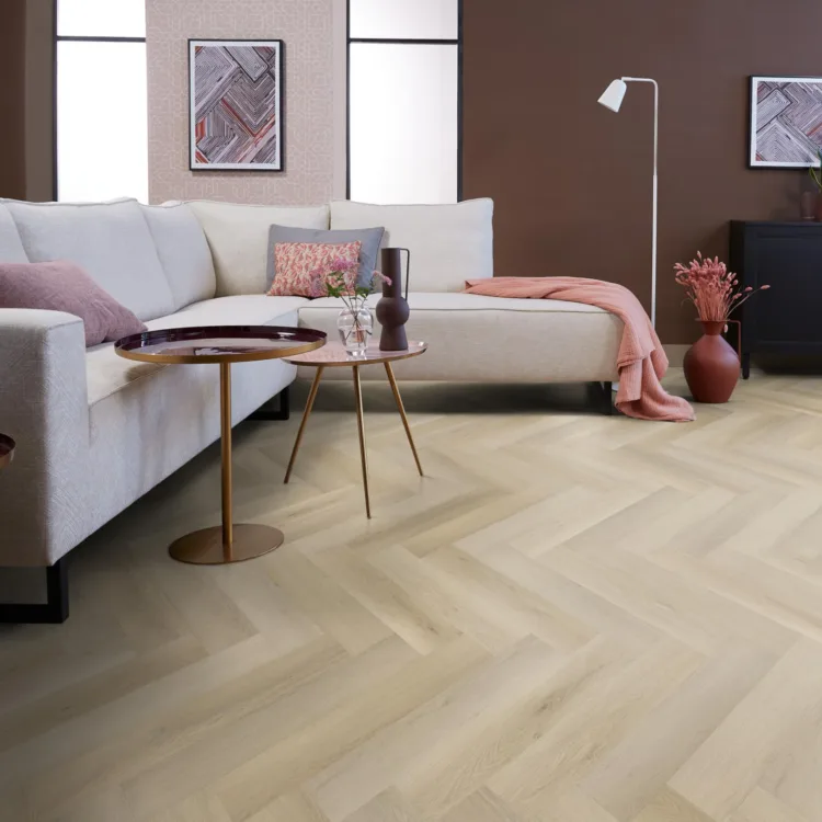 Woonkamer met roomkleurige hoekbank, bruine wanden en eikenlook visgraat vloer