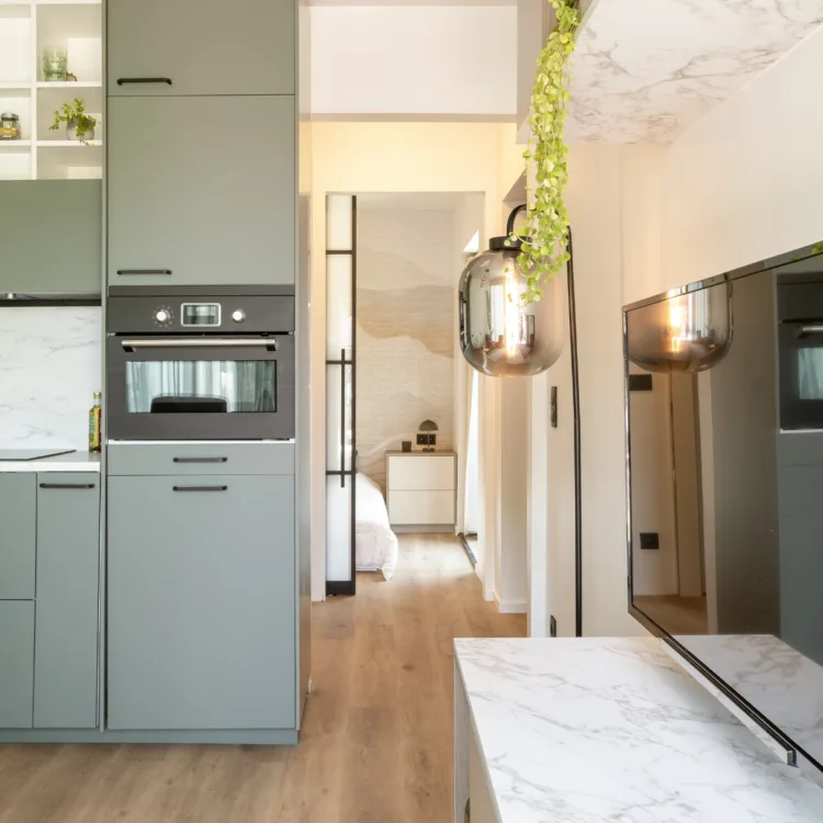 Scandinavian Chic interieur door Bart Appeltans; kast op maat, vloerkleed en en behang met metalen deur in de slaapkamer