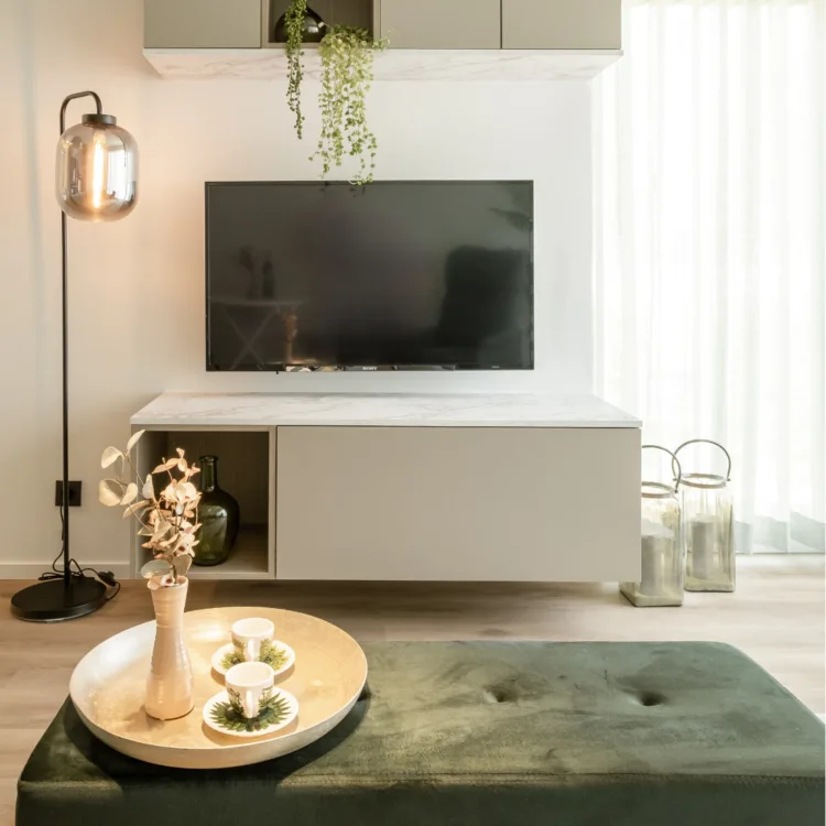 Tv-kast op maat met marmer look in de woonkamer