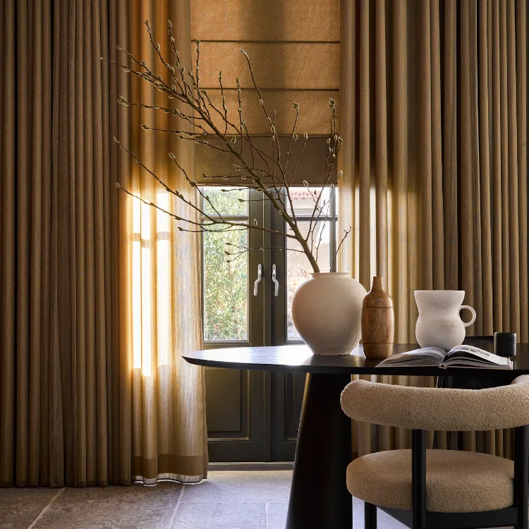 Beige vouwgordijnen met beige gordijnen in de eetkamer