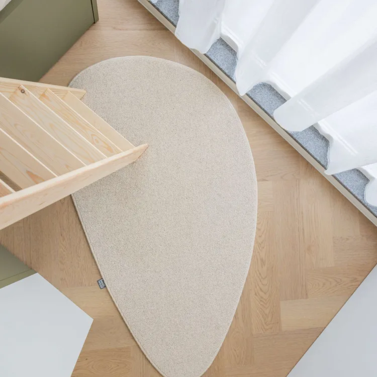 Organisch vloerkleed in de slaapkamer in de kleur beige