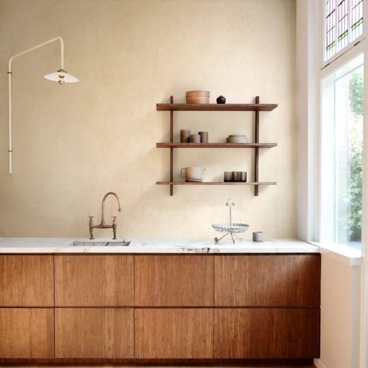 Arte behang Kaolin Calcaire Stucco in keuken