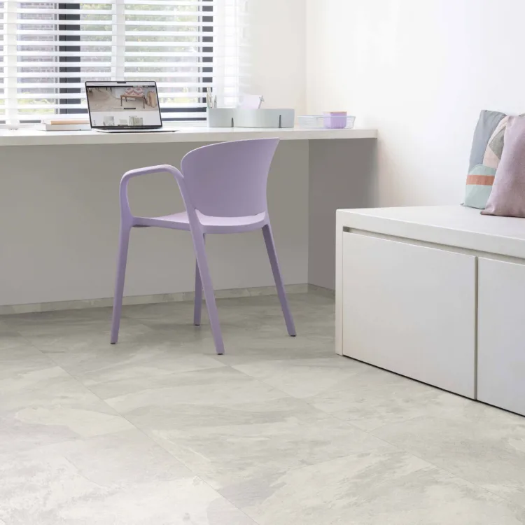 Vinylvloer in lichtgrijs tijdloos en rustig