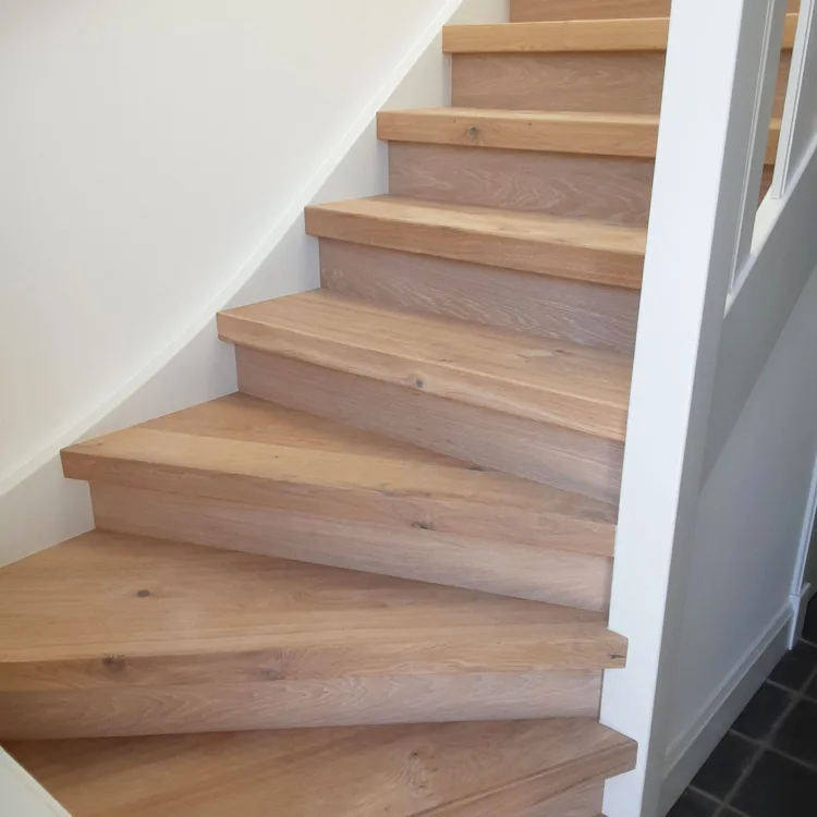 Houten trap in witte kleur