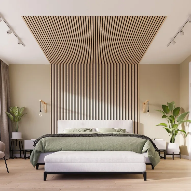 Houten lattenwand achter het bed en op het plafond in de slaapkamer