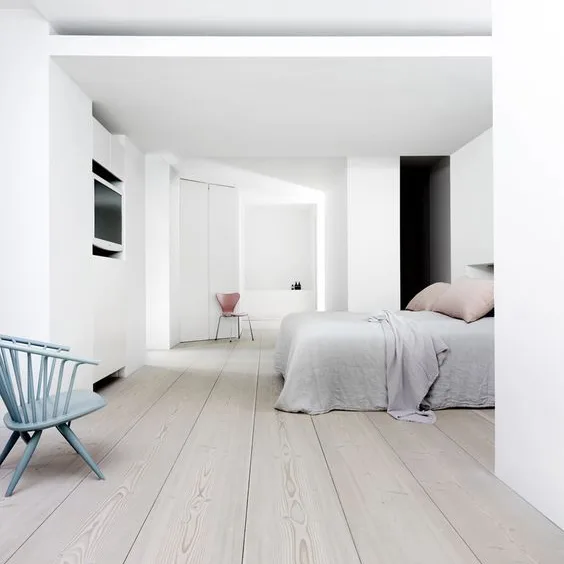 Slaapkamer met whitewash vloer, grijze accenten en modern interieur.