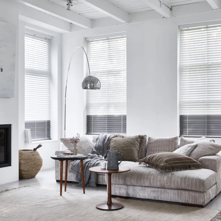 Grijze houten jaloezieën van Bece in de woonkamer