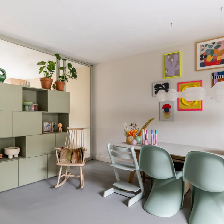 Scheidingskast op maat in de eetkamer en woonkamer